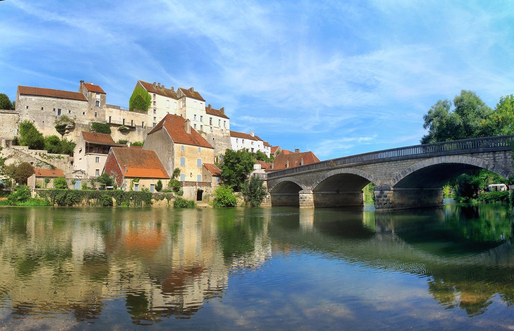 Pesmes, le château et le pont