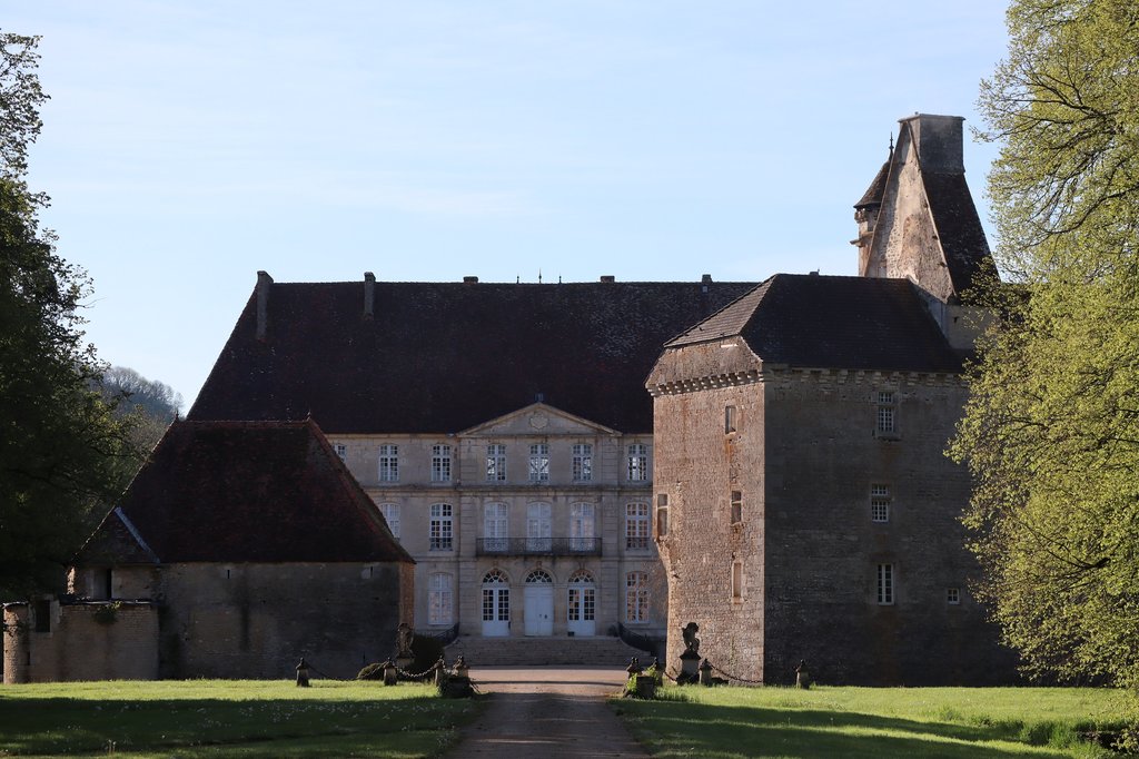 Vieux et nouveau châteaux de Thenissey