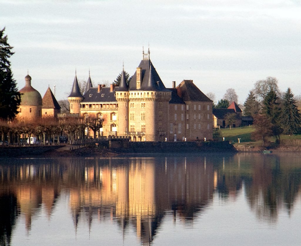 Château de la Clayette vu de la rive du lac