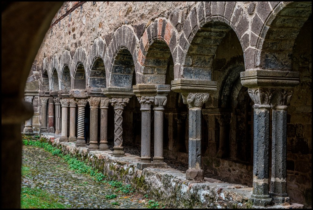 Cloître de l'abbaye de Lavaudieu