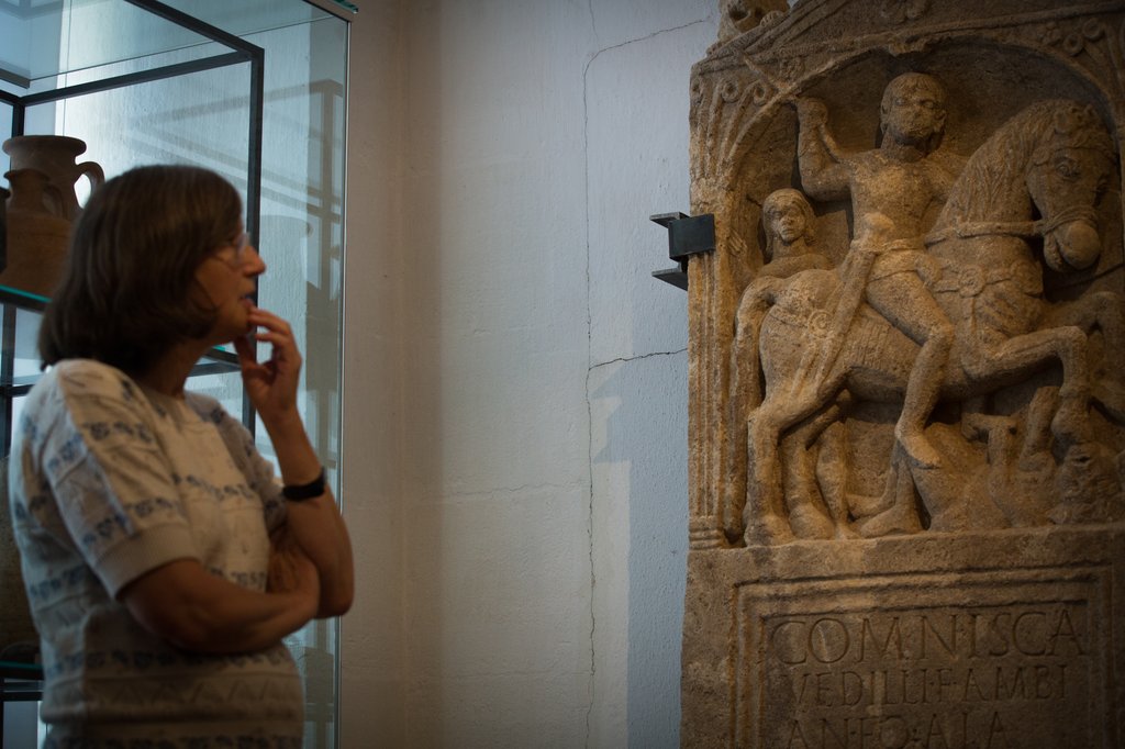 Présentation stèle Gallo-romaine musée archéologique Strasbourg