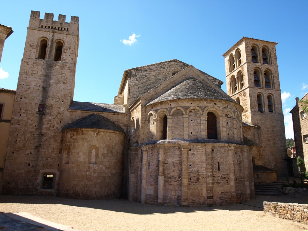 Le village et l'Abbaye de Caunes-Minervois