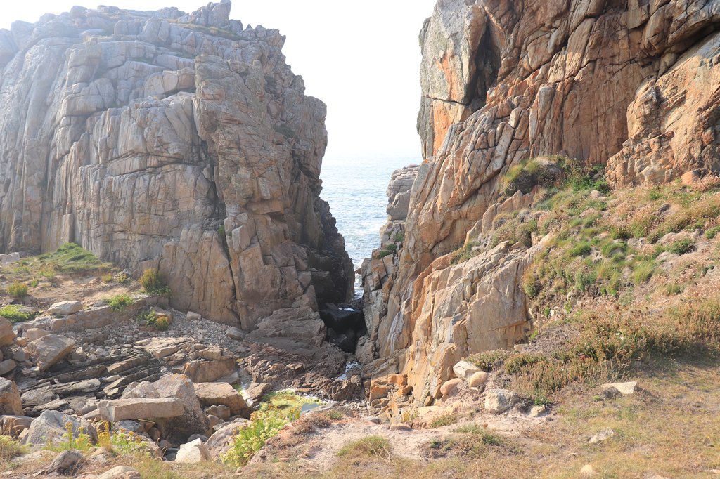 Le site du gouffre de Plougrescant et sa maison entre les rochers