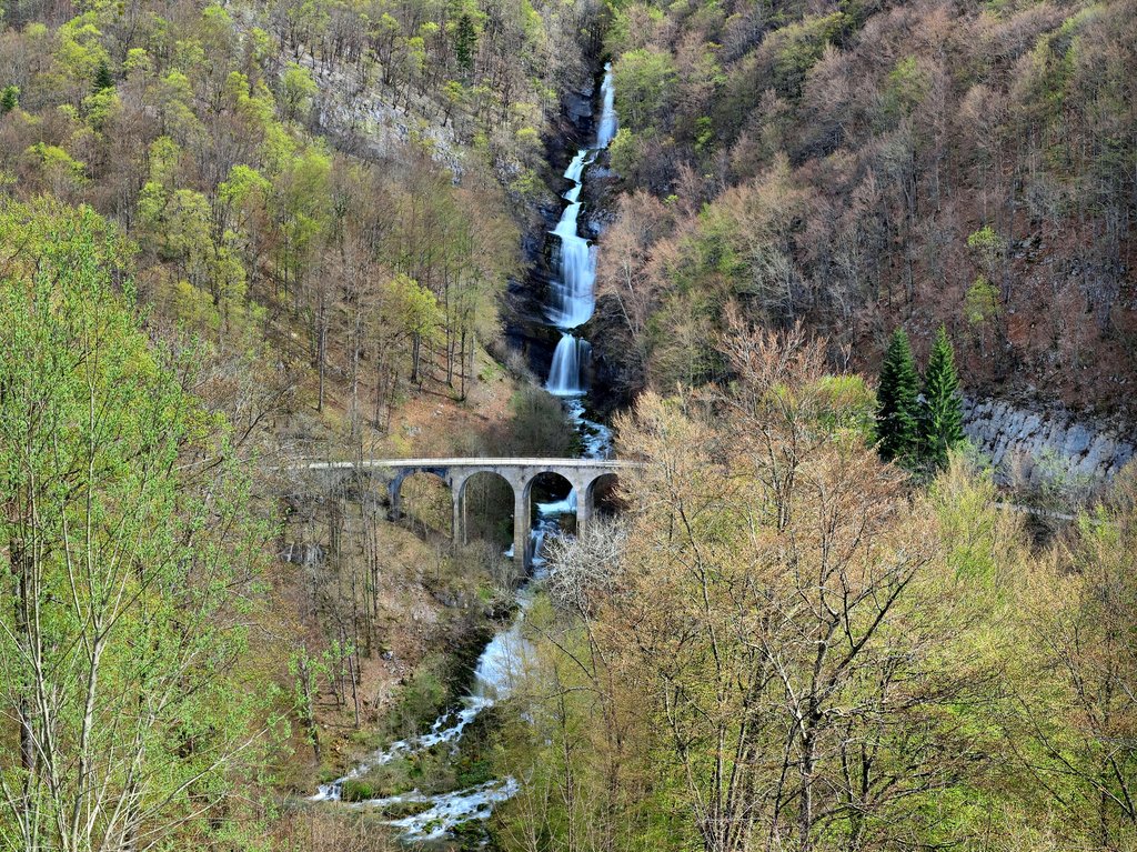 Foncine-le-Bas, vue générale de la cascade du Bief de la Ruine