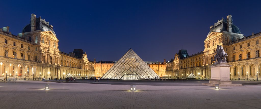 Cour Napoléon et Pyramide du Louvre