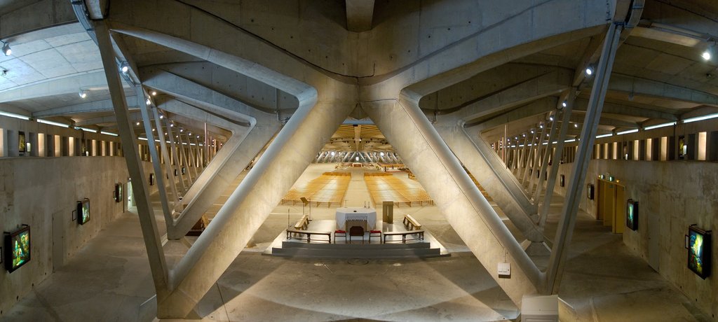 Basilique souterraine Saint-Pie-X