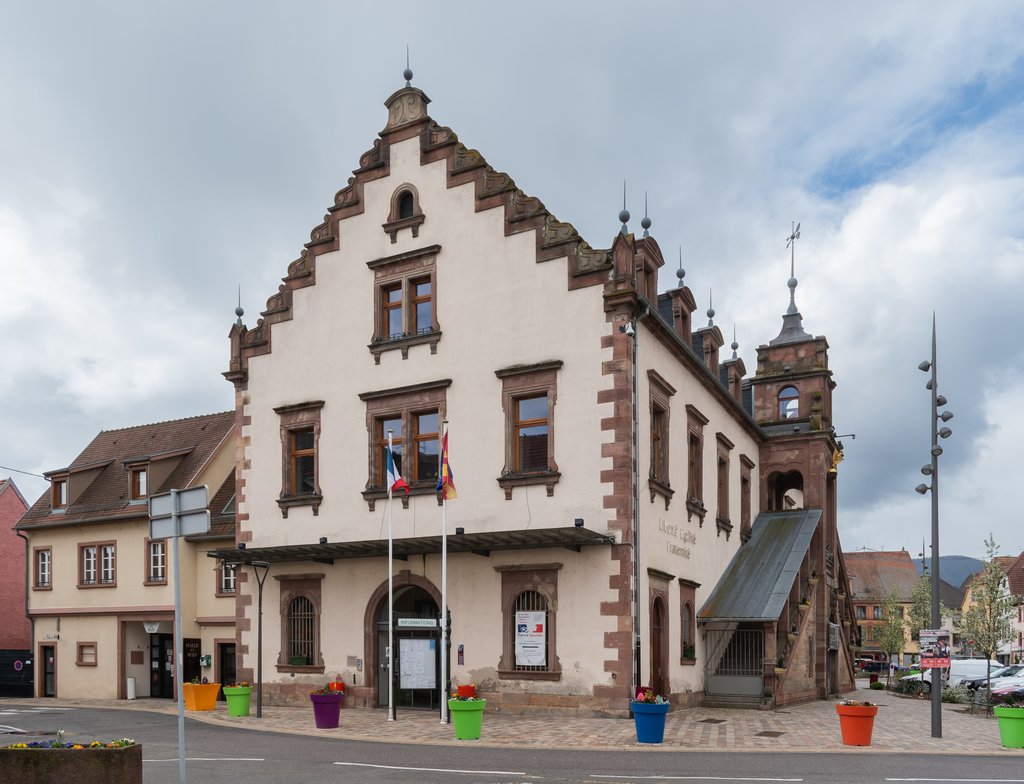 Hôtel de Ville : Ancienne Halle aux Blés du XVIᵉ siècle