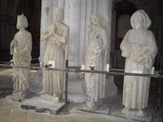 Statues de la crypte de la cathédrale Saint-Etienne de Bourges.