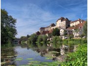 Pesmes, le château vu depuis l'île de la sauvageonne