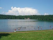 Plage du lac du Bouchet CC BY-SA 3.0 Anthospace — Travail personnel