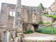 Première cour et escalier d'accès au deuxième niveau