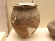 Poterie  du musée préhistorique de Solutré.