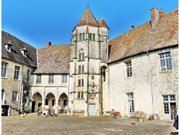 Gy. Cour intérieure du château