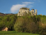 Parc naturel régional du massif des Bauges. Les tours Saint Jacques au-dessus d'Allèves.