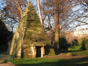 Parc Monceau - pyramide