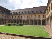Grand cloître de l'abbaye de Cluny