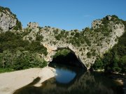 Le Pont d'Arc en Ardèche, début des gorges de l'Ardèche.