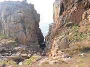 Le site du gouffre de Plougrescant et sa maison entre les rochers