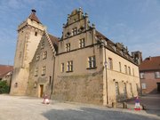 Ancien hôtel de ville (1581) et Tour des Sorcières.