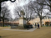 Paris IV Place des Vosges statue Louis XIII