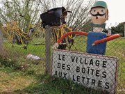Village des boîtes aux lettres à Saint-Martin-d'Abbat