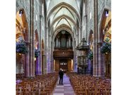 Vue intérieure de la nef vers la tribune d'orgue.