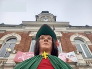 Apparition du Géant Jean le Messager de Somain devant la mairie de Somain