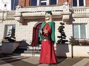 Première version du Géant Jean le Messager devant la mairie de Somain